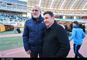 امیر قلعه‌نویی سرمربی تیم فوتبال سپاهان و حسین فرکی سرمربی تیم فوتبال پیکان