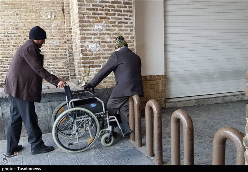 گزارش| معابر ارومیه برای نابینایان و معلولان به خوبی مناسب‌سازی نشده است