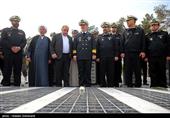 ادای احترام امیر دریادار «حسین خانزادی» فرمانده نیروی دریایی ارتش به شهدای نیروی دریایی ارتش