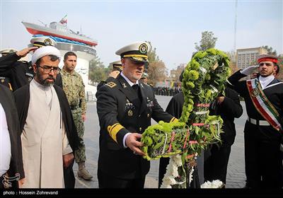 ادای احترام امیر دریادار «حسین خانزادی» فرمانده نیروی دریایی ارتش به شهدای نیروی دریایی ارتش