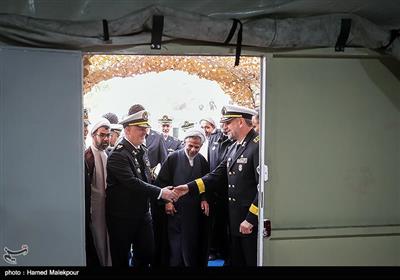 ورود امیر دریادار حسین خانزادی فرمانده نیروی دریایی ارتش به مراسم افتتاح نمایشگاه دستاوردهای جهاد خودکفایی نداجا