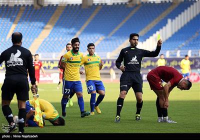 دیدار تیمهای فوتبال شهرخودرو و صنعت نفت آبادان