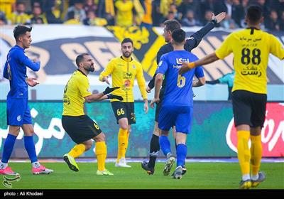 دیدار تیمهای فوتبال سپاهان اصفهان و استقلال تهران