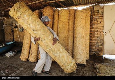 بوریا بافی هنری کهن تر از پارچه بافی است. و در خوزستان به خاطر نیزارهای اطراف تالاب ها و هور؛ حضور پر رنگ دارد. زیر اندازی از نی برای فرش زیر پا یا سقف خانه ها و کپرها...