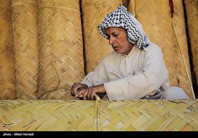 بوریا بافی هنری کهن تر از پارچه بافی است. و در خوزستان به خاطر نیزارهای اطراف تالاب ها و هور؛ حضور پر رنگ دارد. زیر اندازی از نی برای فرش زیر پا یا سقف خانه ها و کپرها...