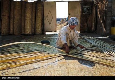 بوریا بافی هنری کهن تر از پارچه بافی است. و در خوزستان به خاطر نیزارهای اطراف تالاب ها و هور؛ حضور پر رنگ دارد. زیر اندازی از نی برای فرش زیر پا یا سقف خانه ها و کپرها...