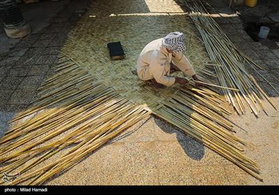 بوریا بافی هنری کهن تر از پارچه بافی است. و در خوزستان به خاطر نیزارهای اطراف تالاب ها و هور؛ حضور پر رنگ دارد. زیر اندازی از نی برای فرش زیر پا یا سقف خانه ها و کپرها...
