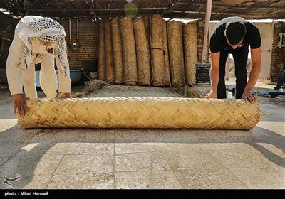 عنوان بوریا بافی هنری کهن تر از پارچه بافی است. و در خوزستان به خاطر نیزارهای اطراف تالاب ها و هور؛ حضور پر رنگ دارد. زیر اندازی از نی برای فرش زیر پا یا سقف خانه ها و کپرها...