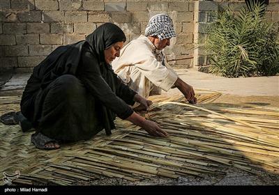 بوریا بافی هنری کهن تر از پارچه بافی است. و در خوزستان به خاطر نیزارهای اطراف تالاب ها و هور؛ حضور پر رنگ دارد. زیر اندازی از نی برای فرش زیر پا یا سقف خانه ها و کپرها...