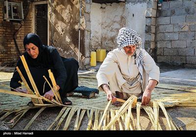 بوریا بافی هنری کهن تر از پارچه بافی است. و در خوزستان به خاطر نیزارهای اطراف تالاب ها و هور؛ حضور پر رنگ دارد. زیر اندازی از نی برای فرش زیر پا یا سقف خانه ها و کپرها...