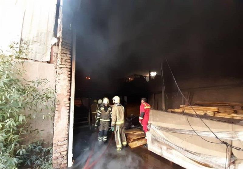 تهران| آتش‌سوزی گسترده در کارگاه 400 متری تولید تشک + تصاویر