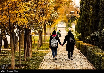 چهارباغ یکی از خیابان‌های تاریخی و اصلی اصفهان به شمار می رود که بین دروازه دولت و سی و سه پل قرار دارد.