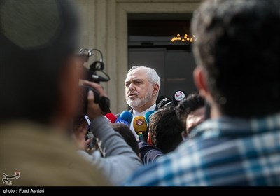 محمد جواد ظریف وزیر امور خارجه در حاشیه جلسه هیئت دولت
