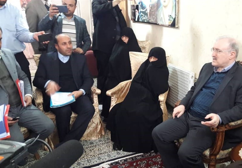 تهران| وزیر بهداشت با خانواده شهیدان جنیدی در پیشوا دیدار کرد