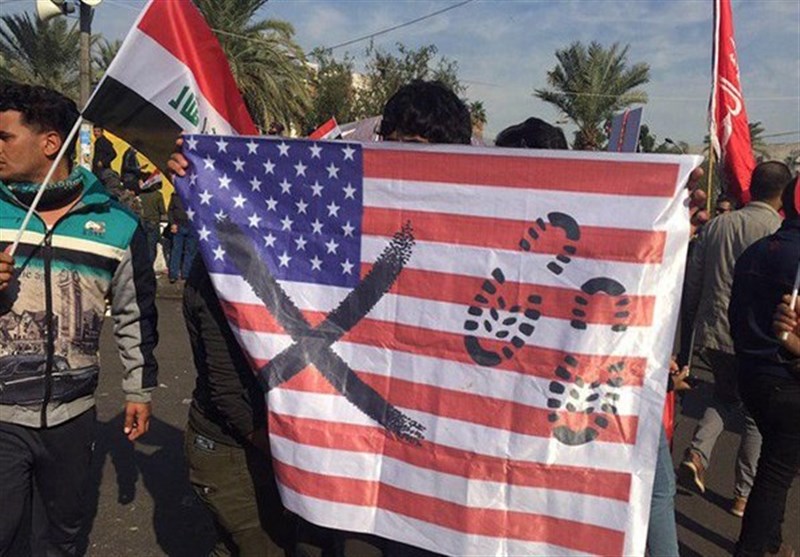 عراق|تظاهرات علیه دخالت‌های کاخ سفید؛ پرچم آمریکا زیرپای معترضان خشمگین+عکس