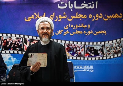 حضور احمد مازنی در وزارت کشور برای ثبت‌نام در یازدهمین دوره انتخابات مجلس شورای اسلامی 