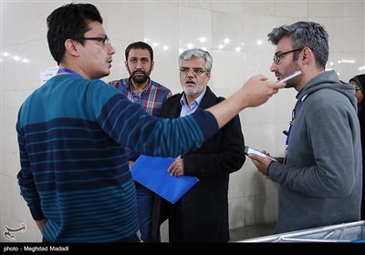 محمود صادقی در محل ثبت‌نام داوطلبان انتخابات مجلس یازدهم 