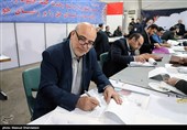 ثبت‌نام اقبال شاکری در یازدهمین دوره انتخابات مجلس شورای اسلامی - فرمانداری تهران