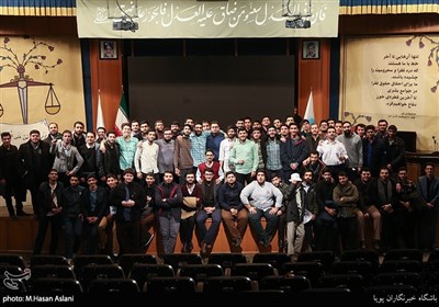 عکس دست جمعی اعضای بسیج دانشجویی در گرامیداشت روز دانشجو در دانشگاه تهران