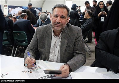 حضور سید شمس الدین حسینی در فرمانداری تهران برای ثبت‌نام در یازدهمین دوره انتخابات مجلس شورای اسلامی 