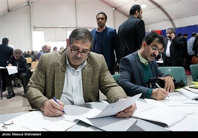 حضور عباس جدیدی در فرمانداری تهران برای ثبت‌نام در یازدهمین دوره انتخابات مجلس شورای اسلامی 