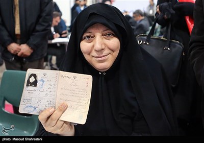 حضور پروانه مافی در فرمانداری تهران برای ثبت‌نام در یازدهمین دوره انتخابات مجلس شورای اسلامی 