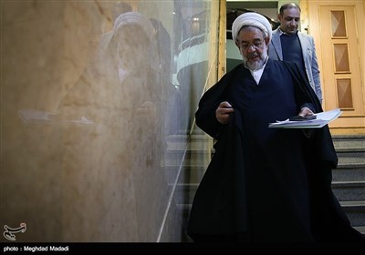 حضور قدرت‌الله علیخانی در وزارت کشور برای ثبت‌نام در یازدهمین دوره انتخابات مجلس شورای اسلامی