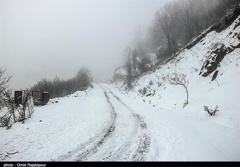 بارش سنگین برف راه ارتباطی تمام روستاهای الیگودرز را قطع کرد