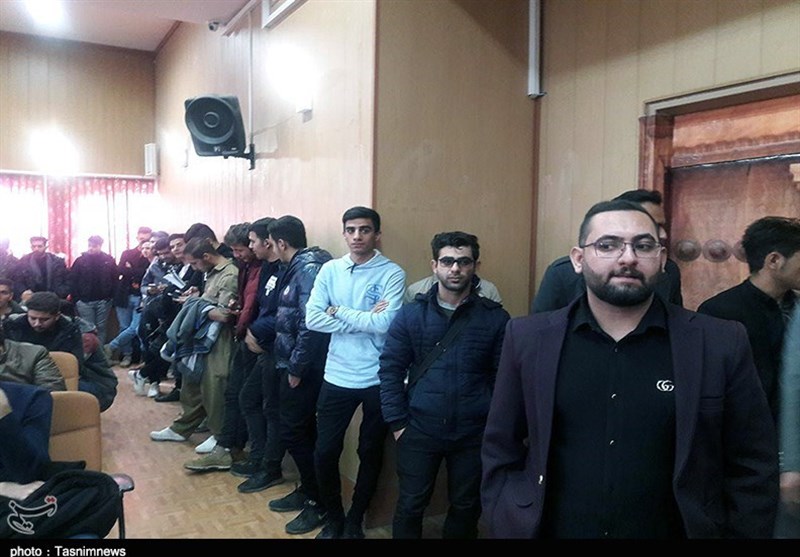 کردستان|دانشجویانی که در «روز دانشجو» صندلی برای نشستن نداشتند / فرار مسئولان از پاسخ به دانشجویان+تصاویر