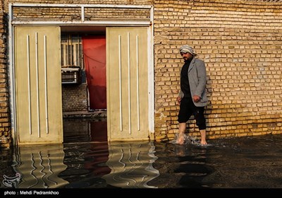  آبگرفتگی معابر در برخی نقاط شهرستان کارون تا حدی جدی بود كه روز گذشته بسیاری از اهالی به ناچار از فرستادن فرزندان خود به مدرسه انصراف دادن در برخی خیابانها آب فاضلاب به داخل منازل ورود کرده است و اهالی منازل خود را ترک کرده اند 