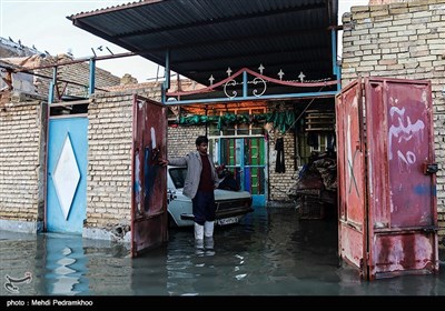  آبگرفتگی معابر در برخی نقاط شهرستان کارون تا حدی جدی بود كه روز گذشته بسیاری از اهالی به ناچار از فرستادن فرزندان خود به مدرسه انصراف دادن در برخی خیابانها آب فاضلاب به داخل منازل ورود کرده است و اهالی منازل خود را ترک کرده اند 