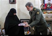حضور وزیر دفاع در منزل شهیدان جنیدی