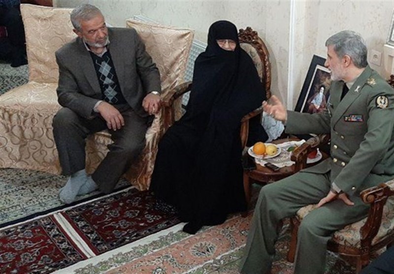 دیدار وزیر دفاع با ام‌الشهدا جنیدی؛ مادر 4 شهید دفاع مقدس از مسئولان گلایه کرد