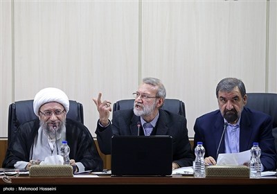 محسن رضایی و علی لاریجانی رئیس مجلس و آیت‌الله صادق آملی لاریجانی در جلسه مجمع تشخیص مصلحت نظام 