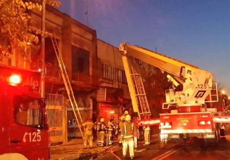 آتش‌سوزی گسترده انبار لباس در همسایگی پلاسکو