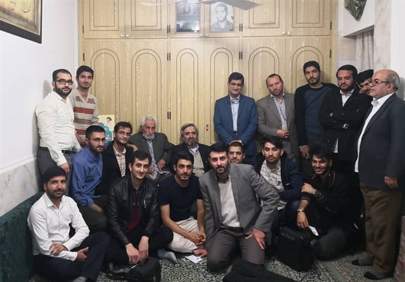 دیدار دانشجویان اهوازی با خانواده شهیدی که 8 سال چشم انتظار بودند؛ محسن پایه‌گذار بسیج مسجد بود