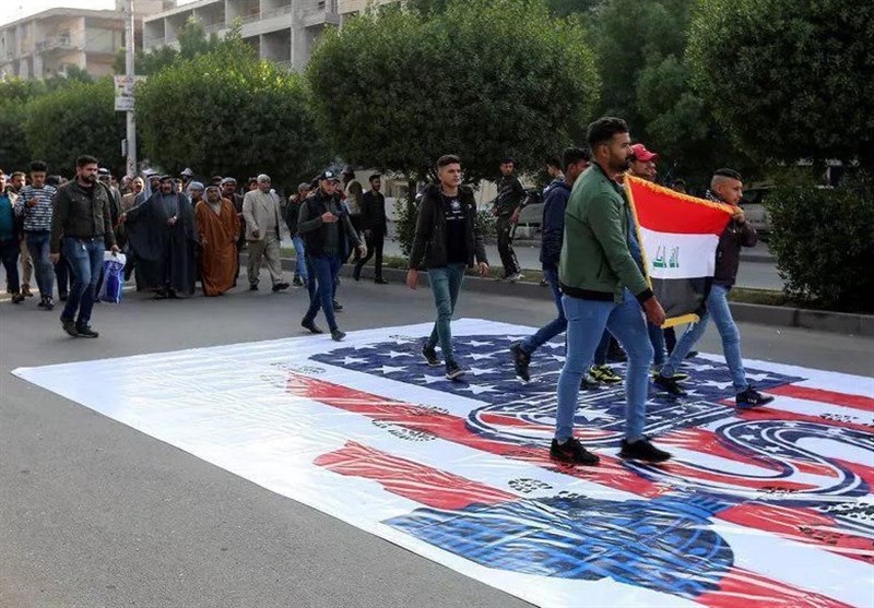 پرچم آمریکا و اسرائیل زیر پای تظاهرات‌کنندگان عراقی+فیلم