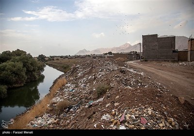 در قسمتهای زیادی از این شهرک،دفع فاضلاب ها بصورت سطحی است که می تواند باعث انتقال بیماری بویژه به کودکان شود.