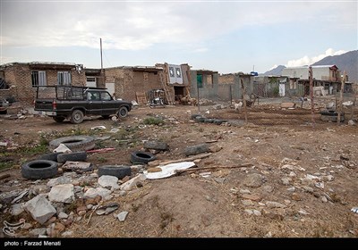 بسیاری از این منازل فاقد اصول فنی، مهندسی عمرانی هستند که با کوچکترین زلزله و سیل تخریب می شوند.