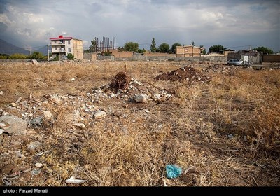 نبودن نیازهای اساسی همچون آب، برق، گاز و محرومیت‌های متعددی در زمینه آموزش، بهداشت عمومی، اوقات فراغت، مشکلات حمل و نقل و رفت و آمد، مشکلات زیست محیطی، فضای سبز و تفریحی و وضع نابسامان کوچه و خیابان‌ها بویژه در شرایط بارندگی است.