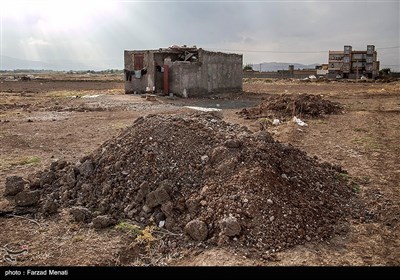 نبودن نیازهای اساسی همچون آب، برق، گاز و محرومیت‌های متعددی در زمینه آموزش، بهداشت عمومی، اوقات فراغت، مشکلات حمل و نقل و رفت و آمد، مشکلات زیست محیطی، فضای سبز و تفریحی و وضع نابسامان کوچه و خیابان‌ها بویژه در شرایط بارندگی است.