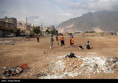 در قسمتهای زیادی از این شهرک،دفع فاضلاب ها بصورت سطحی است که می تواند باعث انتقال بیماری بویژه به کودکان شود.