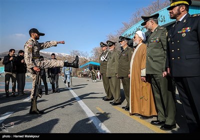 اعطای سردوشی به دانش‌پژوهان آموزشگاه‌های درجه‌داری ارتش توسط امیر سرلشکر سیدعبدالرحیم موسوی فرمانده کل ارتش