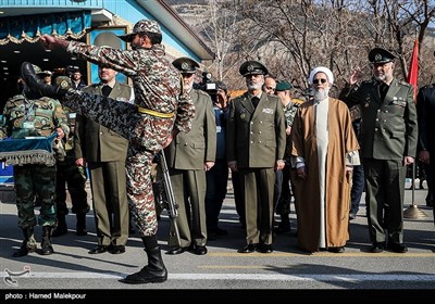 اعطای سردوشی به دانش‌پژوهان آموزشگاه‌های درجه‌داری ارتش توسط امیر سرلشکر سیدعبدالرحیم موسوی فرمانده کل ارتش