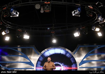 کامبیز دیرباز مجری برنامه در پشت صحنه مسابقه تلویزیونی دست فرمون