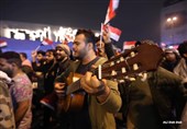 عراق| ادامه دروغ‌پردازی رسانه‌های سعودی/ تغییر جهت شعارها در میدان«التحریر» بغداد+عکس