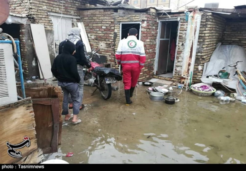 شهروندان برخی مناطق آبادان و خرمشهر همچنان در محاصره آب‌های پس از باران قرار دارند