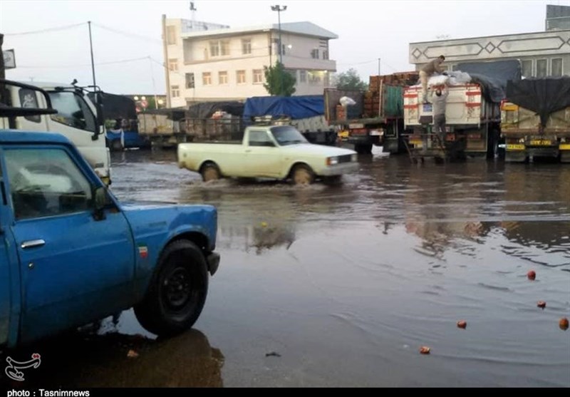 اهالی شهرک دانشگاه اهواز محاصره در میان آب؛ 3 روز از باران گذشته مردم همچنان درگیرند + فیلم
