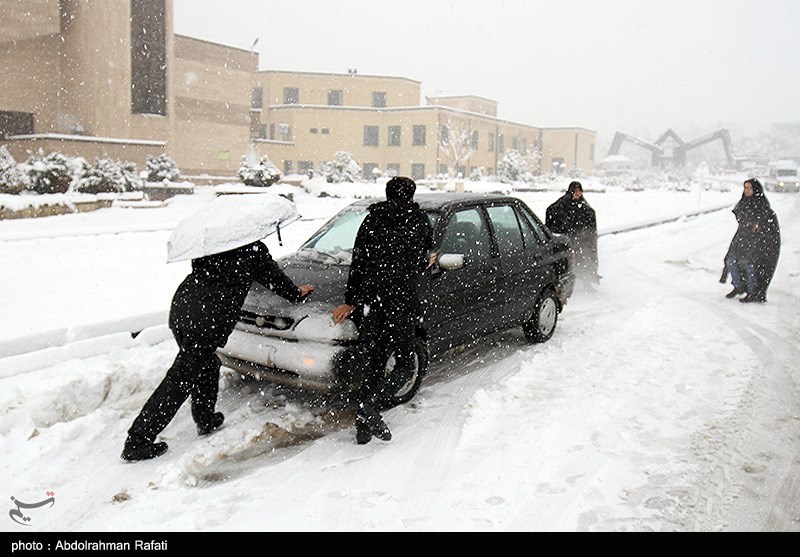 بارش برف در بیشتر راه‌های مواصلاتی استان زنجان / هوا سردتر می‌شود