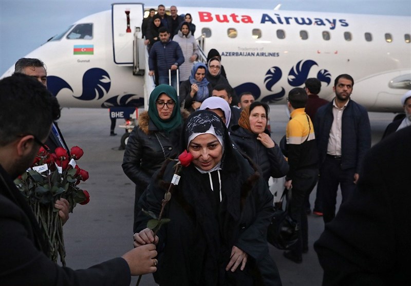 استقبال خدام امام رضا(ع) از مسافران نخستین پرواز مشهد ـ باکو